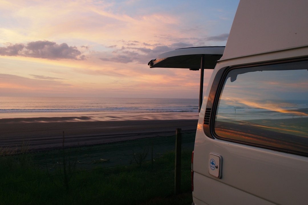 Camper affacciato sul mare al tramonto