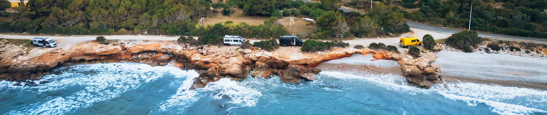 Camper sulla costa con mare e montagne
