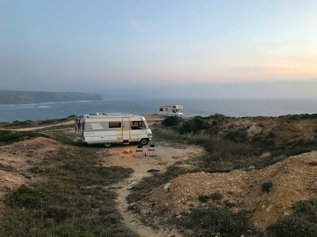 Camper in viaggio lungo una costa al tramonto