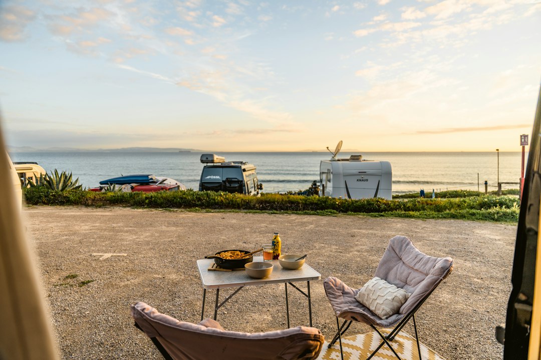 Momento di vita all'aperto accanto a un camper al tramonto